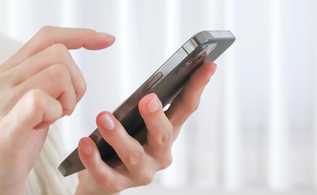 電話でお問合せしようとしている人の手元。