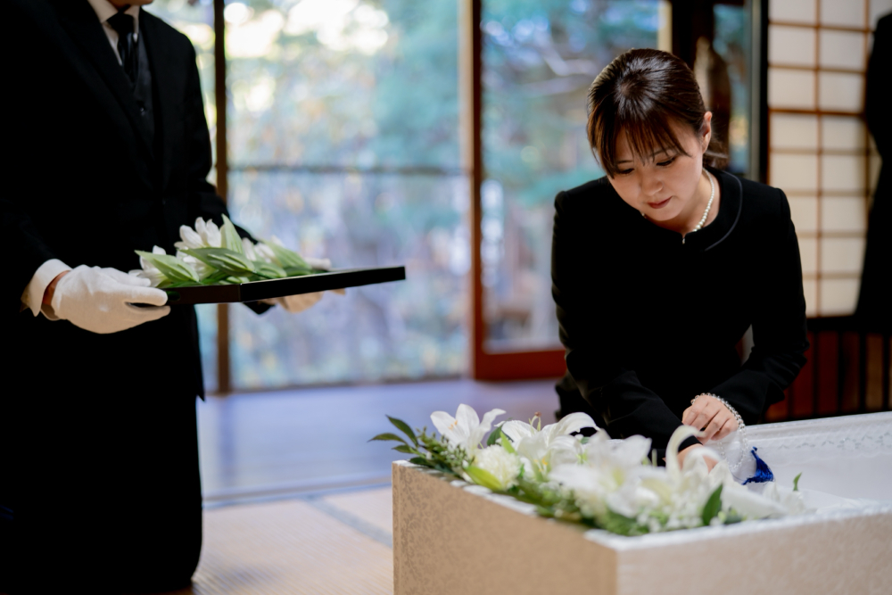 棺にお花を入れている様子