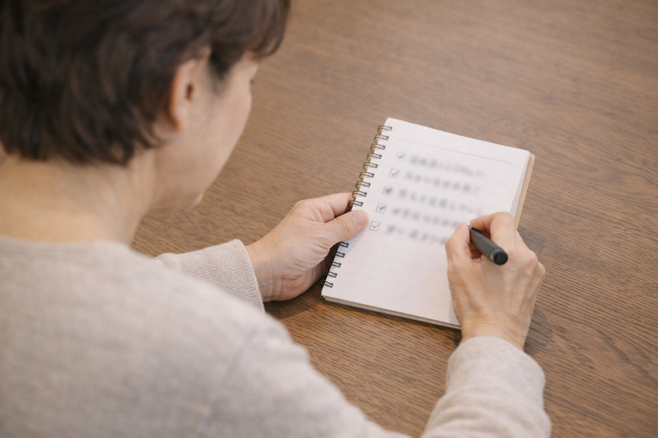葬儀で大切なことをチェックリストでチェックスしている女性の様子